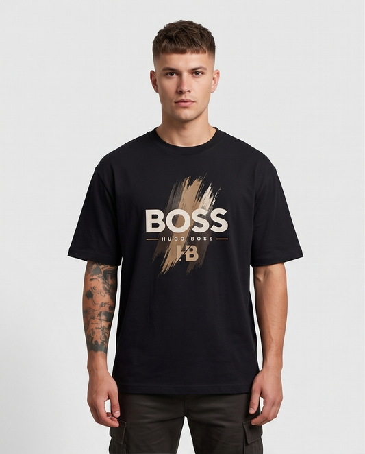 Camiseta Hugo Boss BOSS HB Gold Brushstroke Negro - Lifestyle modelo posando fondo blanco vista frontal