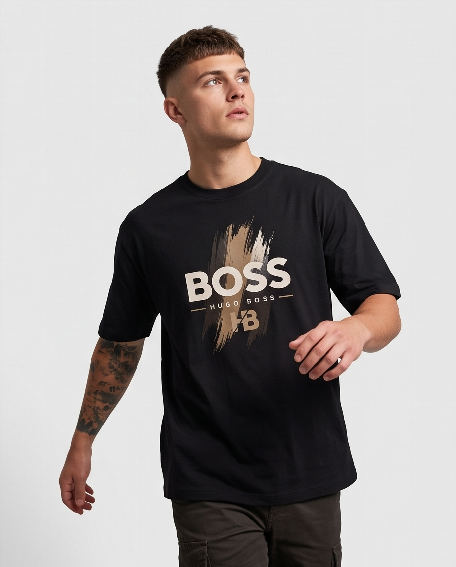 Camiseta Hugo Boss BOSS HB Gold Brushstroke Negro - Lifestyle modelo posando lateral fondo blanco