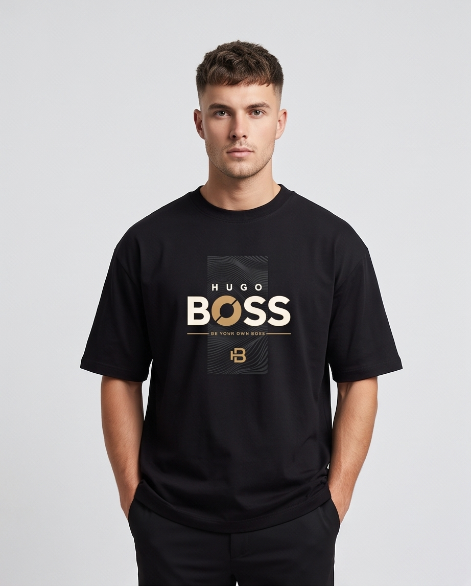 Camiseta Hugo Boss BOSS Be Your Own Boss Gold HB Monogram Wave Negro - Lifestyle modelo posando fondo blanco vista frontal