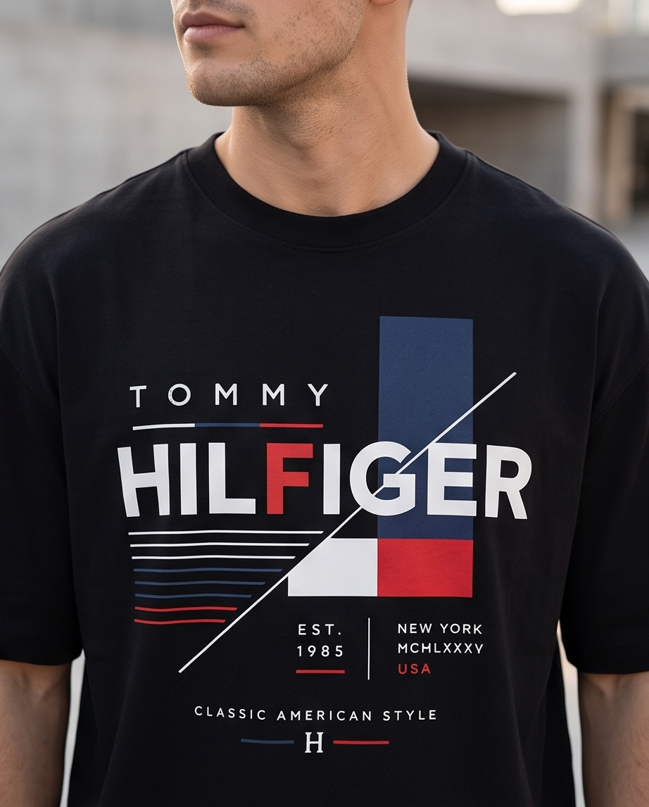 Camiseta Tommy Hilfiger Est. 1985 Classic American Style Flag Slash Negro - Detalle estampado busto fondo gris