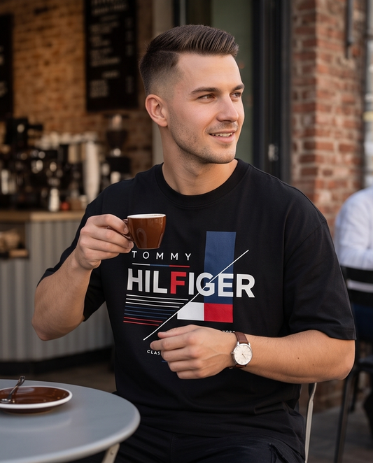 Camiseta Tommy Hilfiger Est. 1985 Classic American Style Flag Slash Negro - Lifestyle modelo cafetería ladrillo detalle