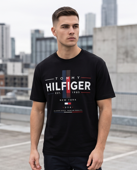 Camiseta Tommy Hilfiger Est. 1985 New York USA Classic Style Premium Quality Stripe Negro - Lifestyle modelo caminando azotea ciudad