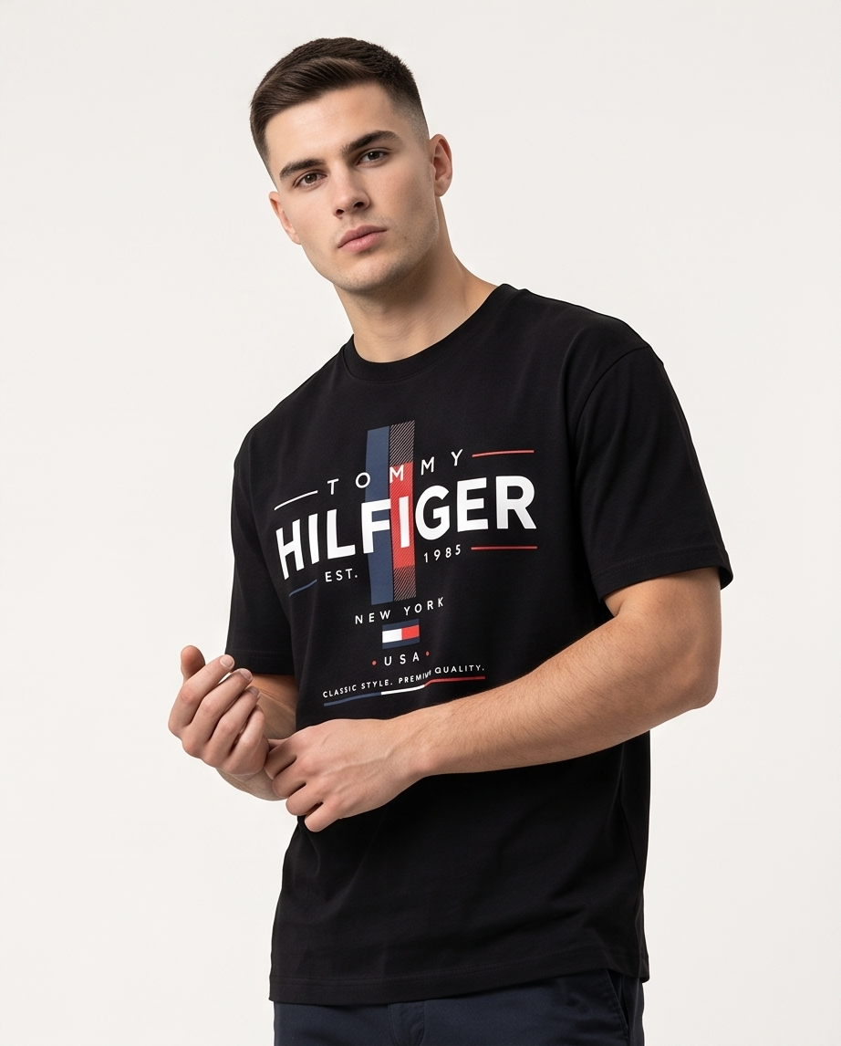 Camiseta Tommy Hilfiger Est. 1985 New York USA Classic Style Premium Quality Stripe Negro - Lifestyle modelo posando fondo blanco