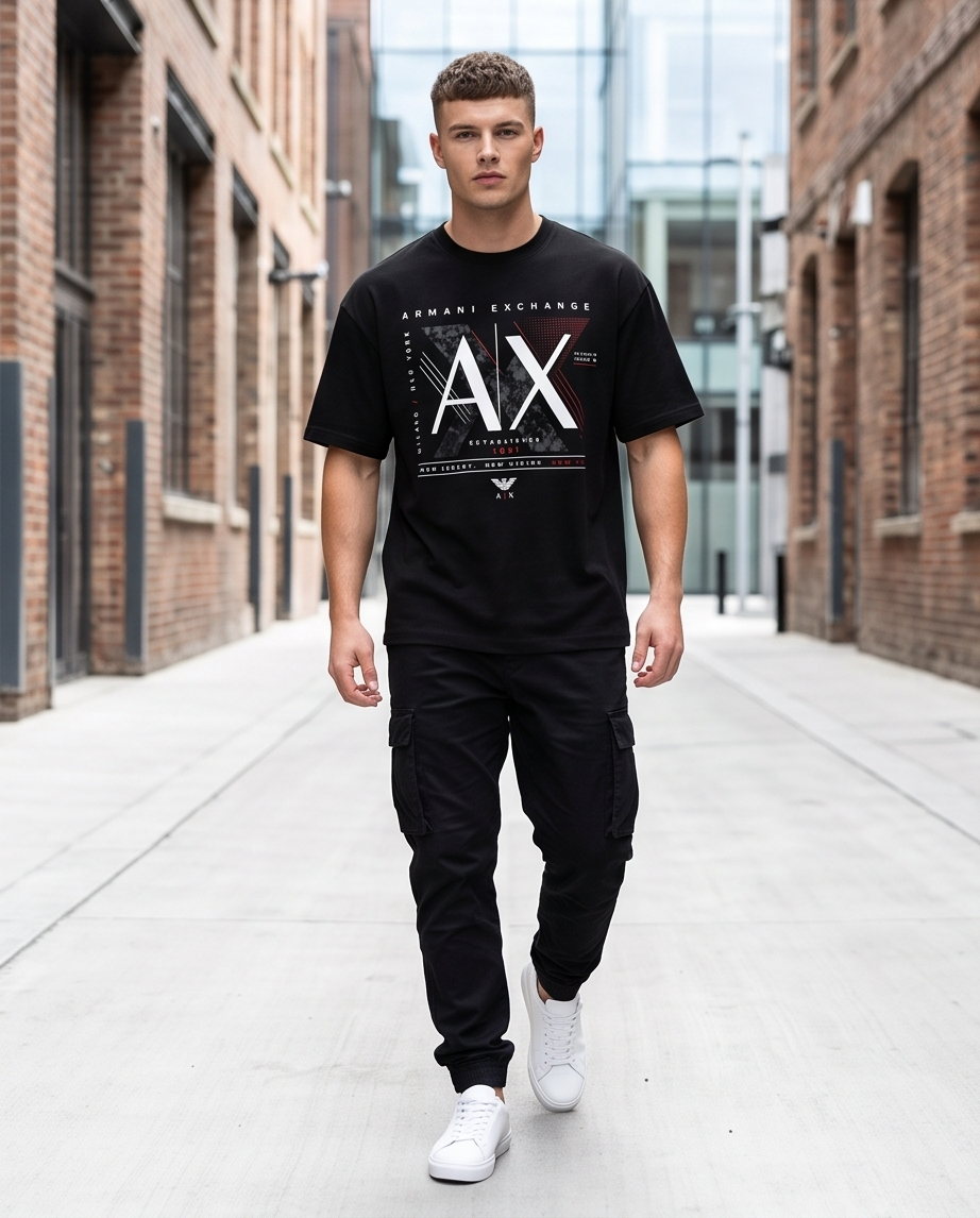 Camiseta Armani Exchange AX Established 1991 Red Accent Negro - Lifestyle modelo caminando callejón ladrillo