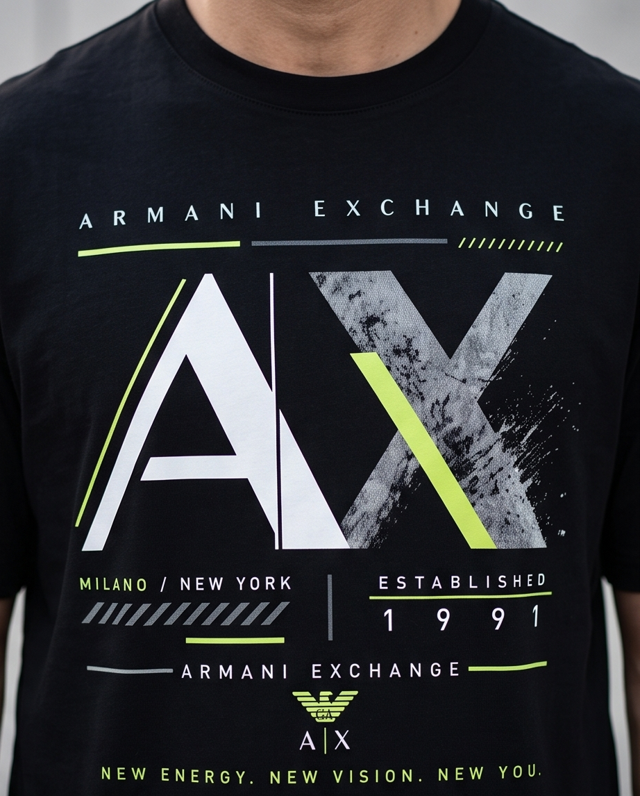 Camiseta Armani Exchange AX Established 1991 New Energy New Vision Negro - Lifestyle modelo caminando calle ciudad