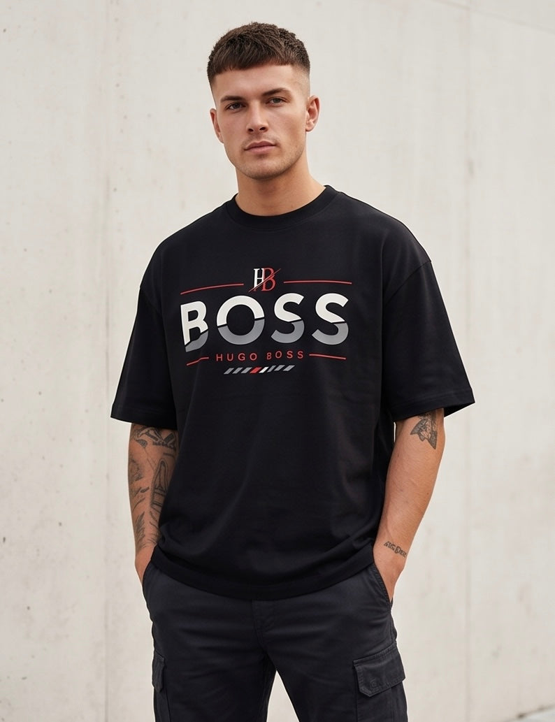 Camiseta Hugo Boss BOSS HB Monogram Red Line Negro - Vista frontal modelo fondo concreto blanco