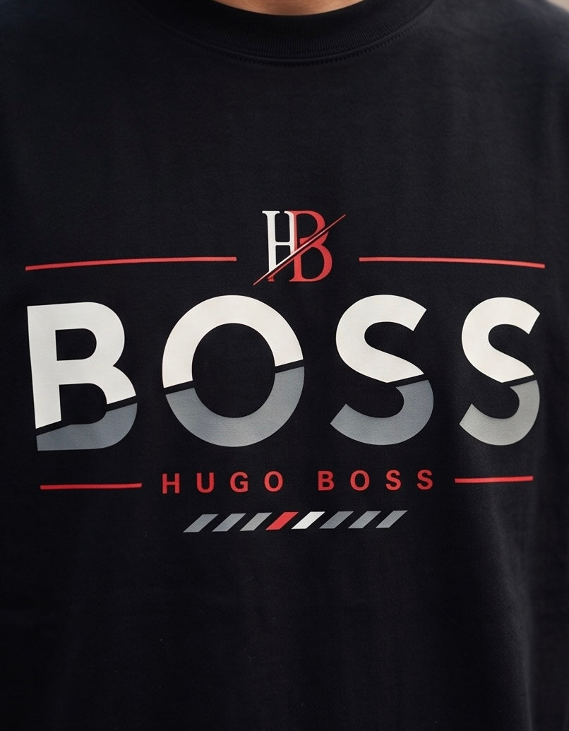Camiseta Hugo Boss BOSS HB Monogram Red Line Negro - Detalle estampado busto modelo