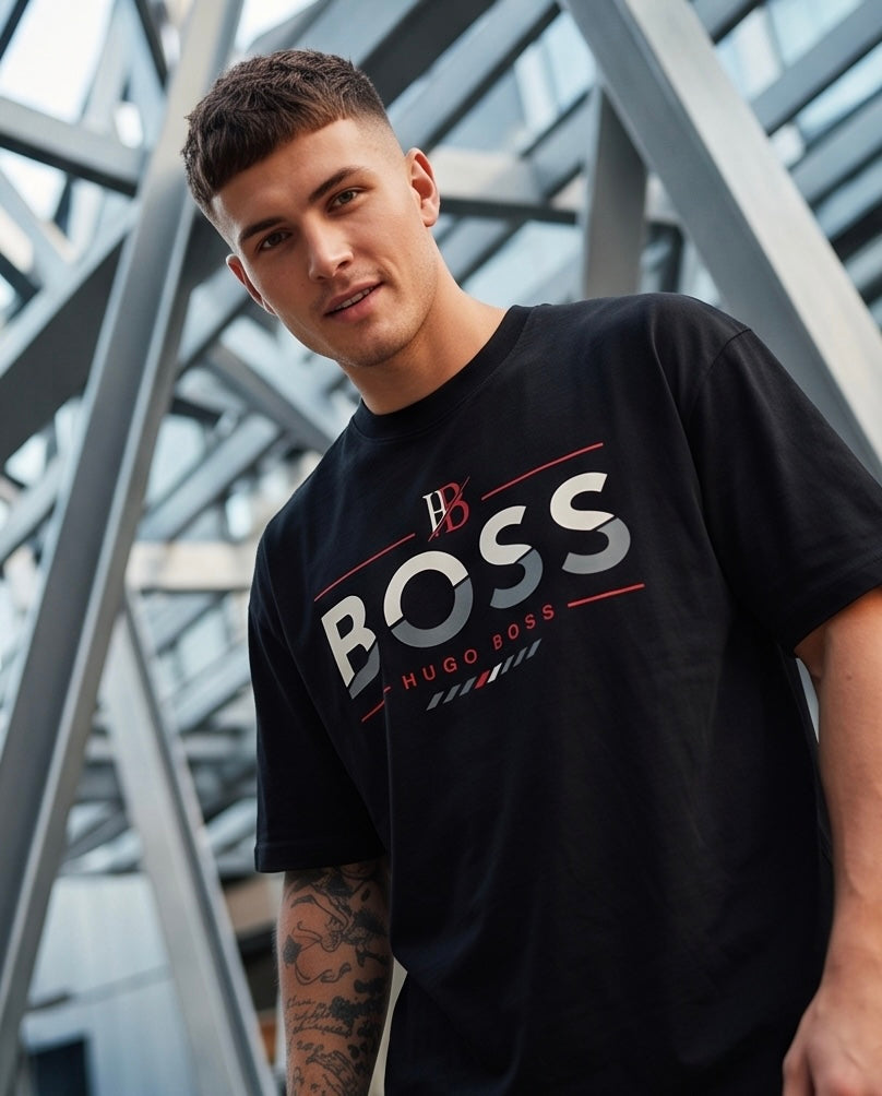 Camiseta Hugo Boss BOSS HB Monogram Red Line Negro - Lifestyle modelo posando estructura metálica