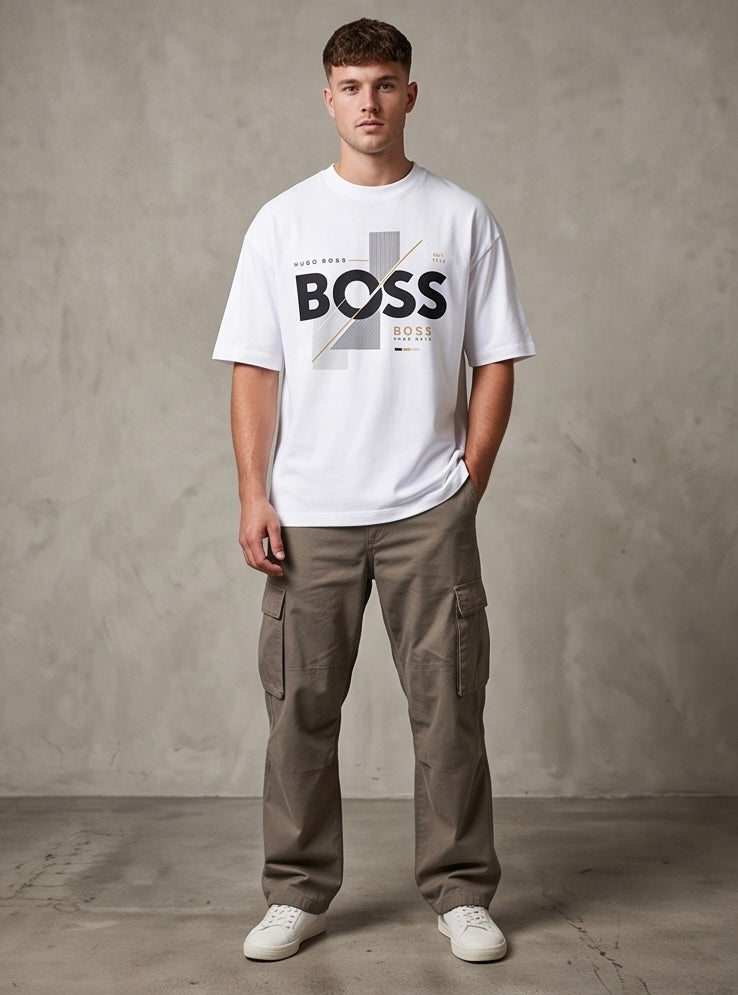 Camiseta Hugo Boss BOSS Est. 1924 Gold Cross Diagonal Lines Blanco - Vista frontal modelo fondo concreto cuerpo completo