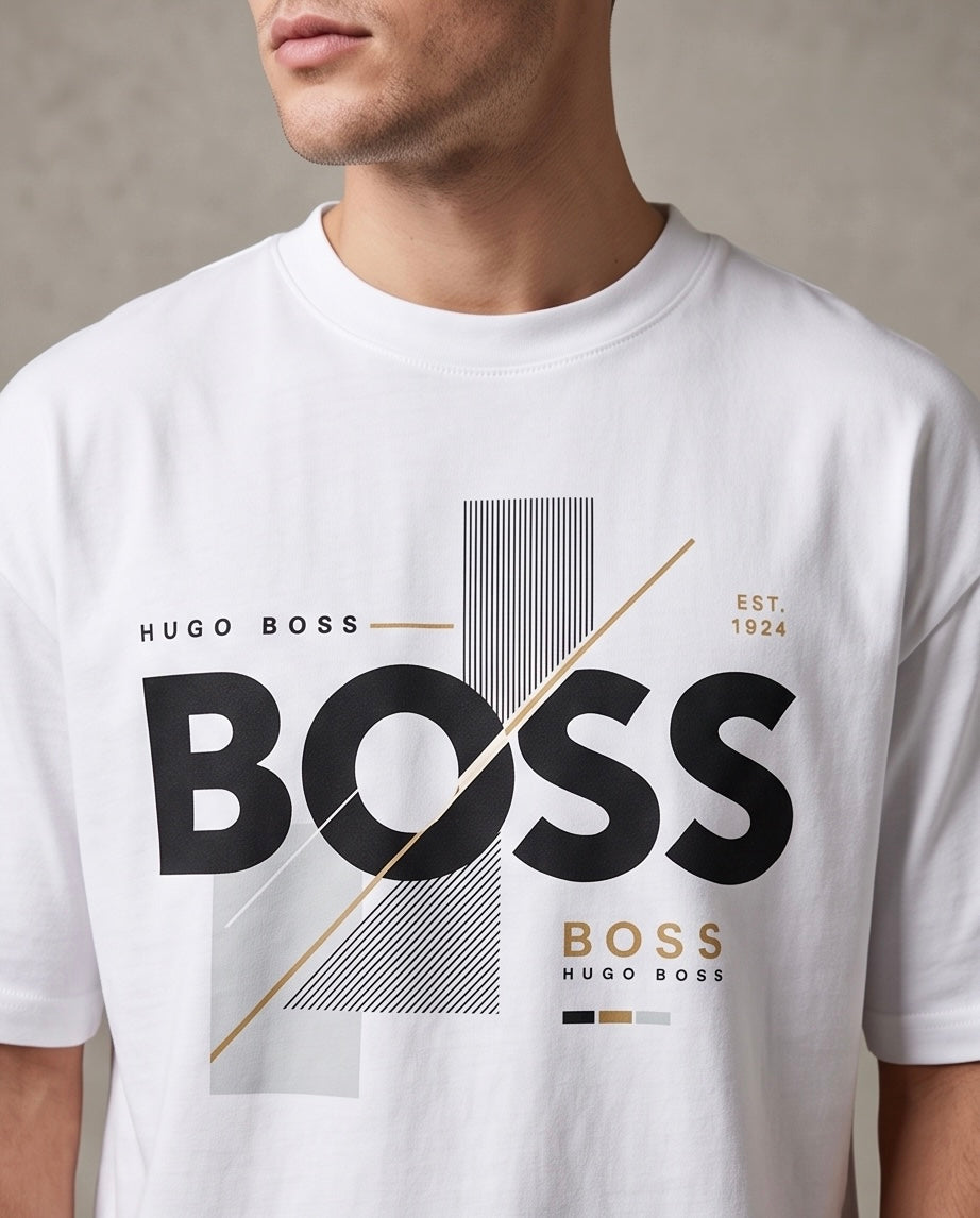Camiseta Hugo Boss BOSS Est. 1924 Gold Cross Diagonal Lines Blanco - Detalle estampado busto modelo fondo gris