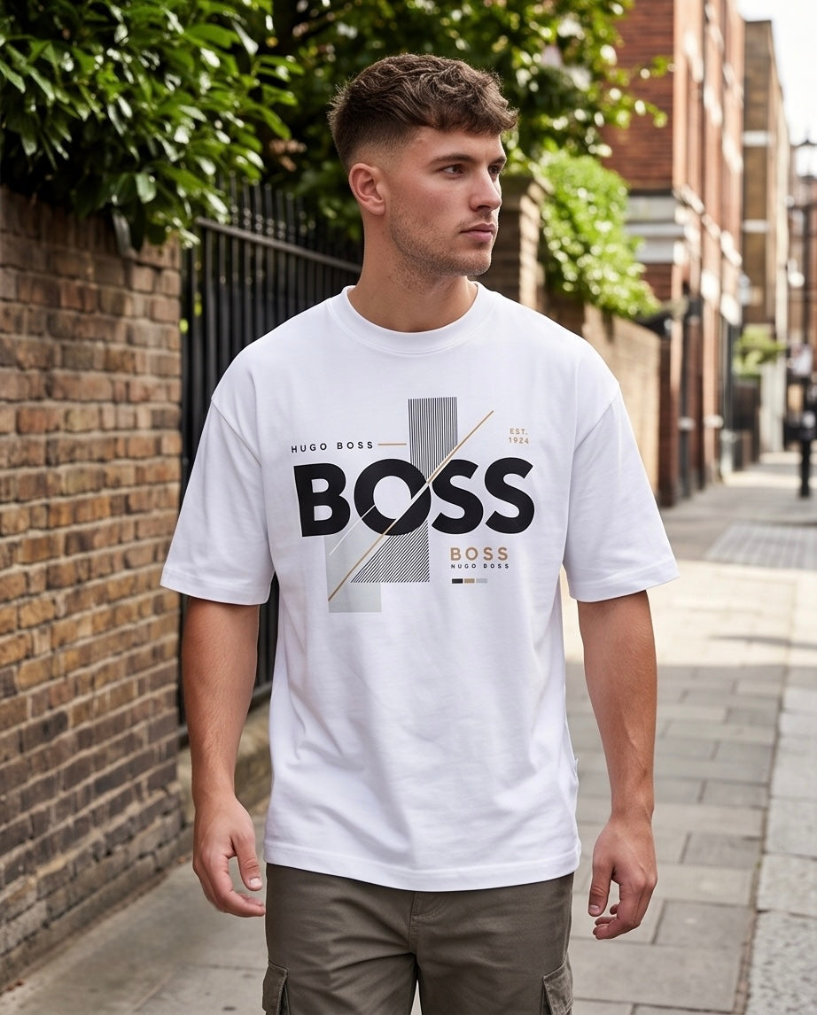 Camiseta Hugo Boss BOSS Est. 1924 Gold Cross Diagonal Lines Blanco - Lifestyle modelo caminando callejón ladrillo