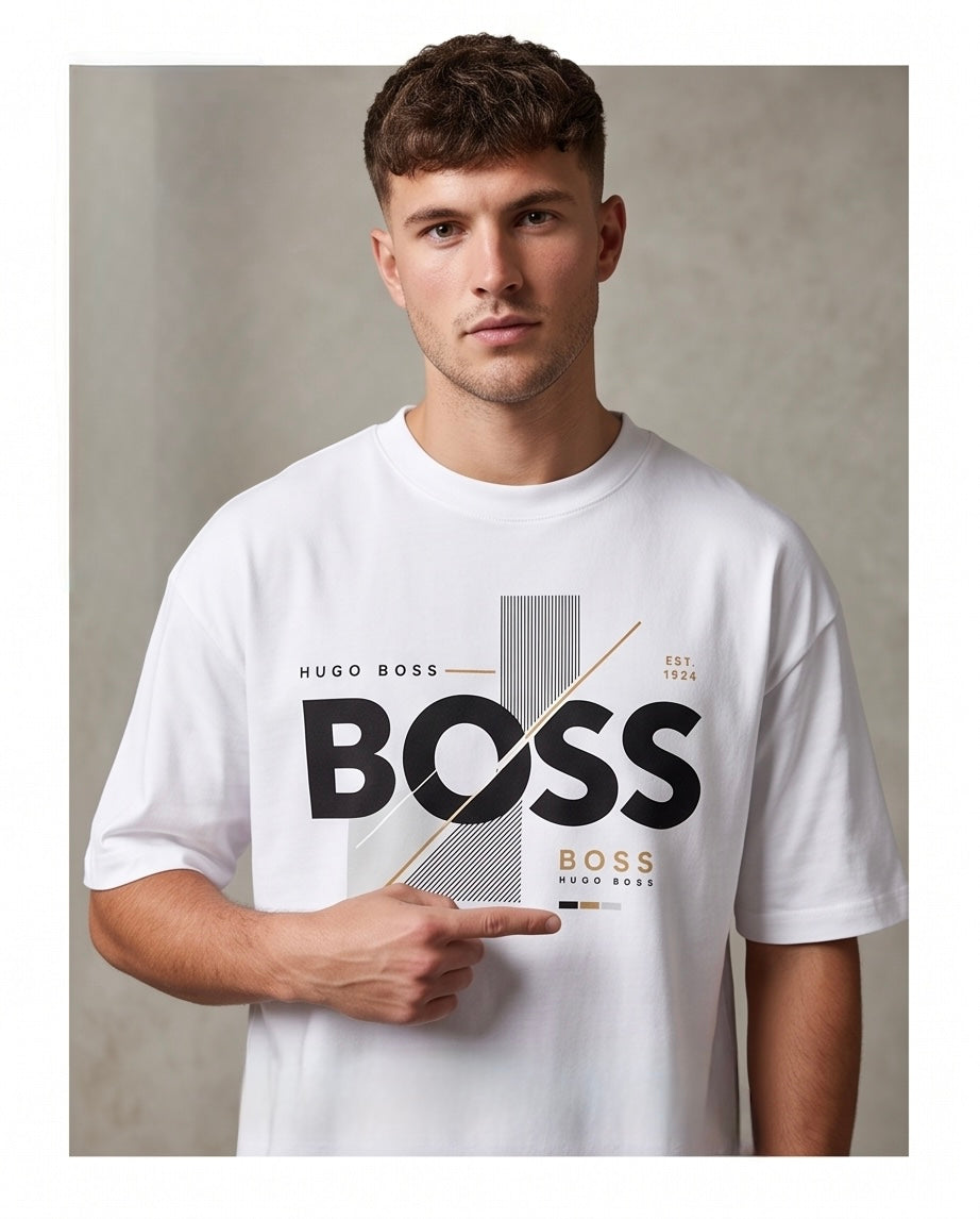 Camiseta Hugo Boss BOSS Est. 1924 Gold Cross Diagonal Lines Blanco - Lifestyle modelo señalando estampado fondo gris