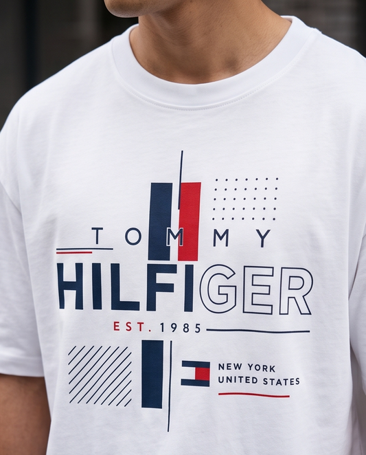 Camiseta Tommy Hilfiger Hilfiger Est. 1985 Grid Crossline Blanco - Detalle estampado busto modelo