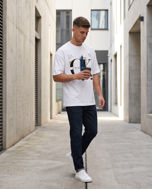 Camiseta Calvin Klein CK Monogram Iconic Gold Brushstroke Blanco - Lifestyle modelo caminando callejón