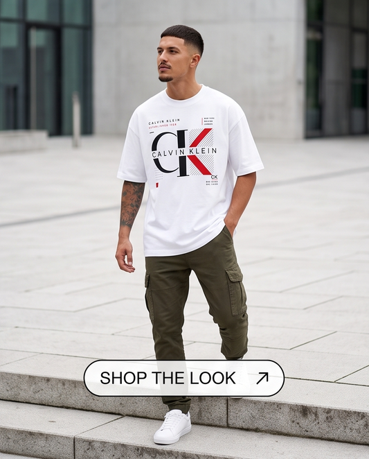 Camiseta Calvin Klein CK Established 1968 Grid Blanco - Lifestyle modelo caminando plaza