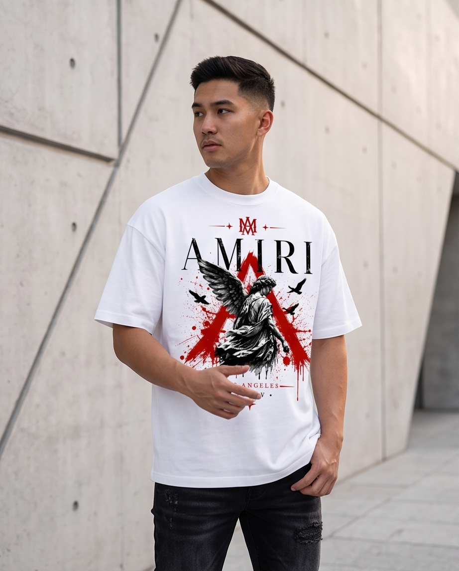 Camiseta Amiri Angel Dark Triangle MMXIV Blanco - Vista frontal modelo fondo concreto