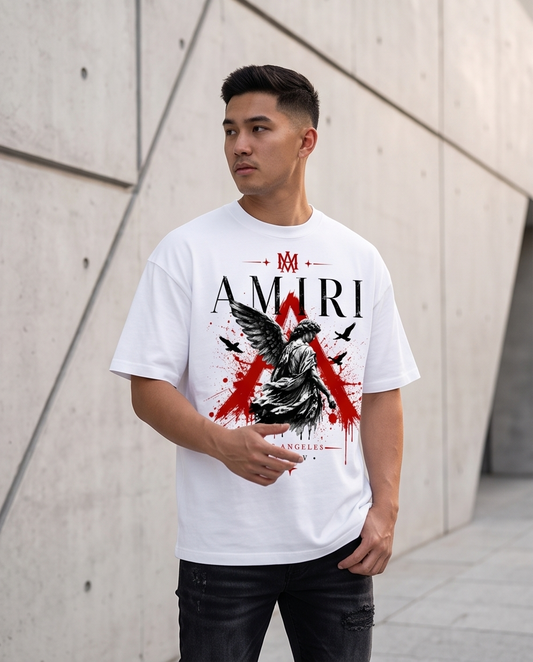 Camiseta Amiri Angel Dark Triangle MMXIV Blanco - Vista frontal modelo fondo concreto
