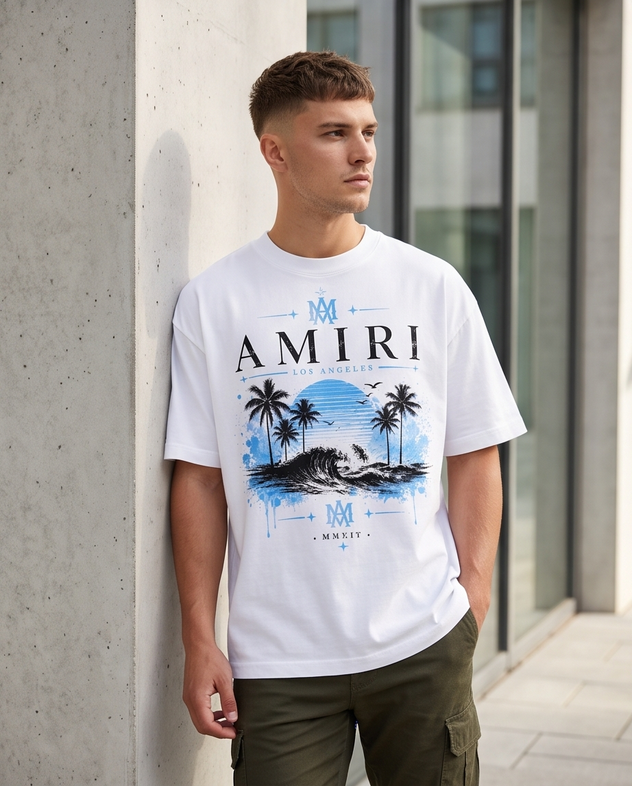 Camiseta Amiri Los Angeles Beach Wave Blanco - Lifestyle modelo apoyado en columna