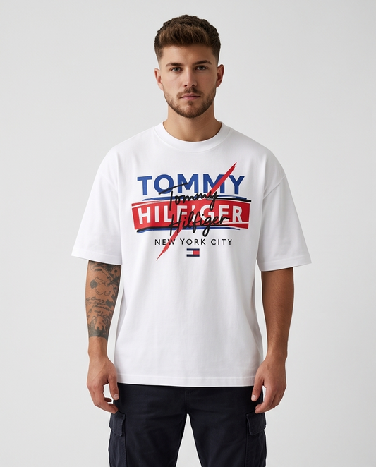 Camiseta Tommy Hilfiger NYC Script Layered Blanco - Vista frontal modelo fondo blanco