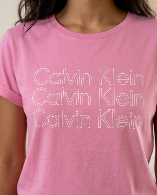 Detalle close up triple logo Calvin Klein outline blanco sobre rosa