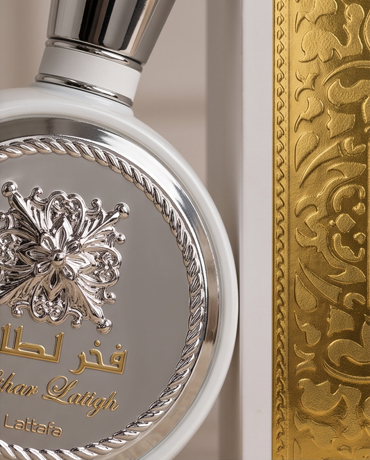 Lattafa Fakhar White - frasco blanco y dorado