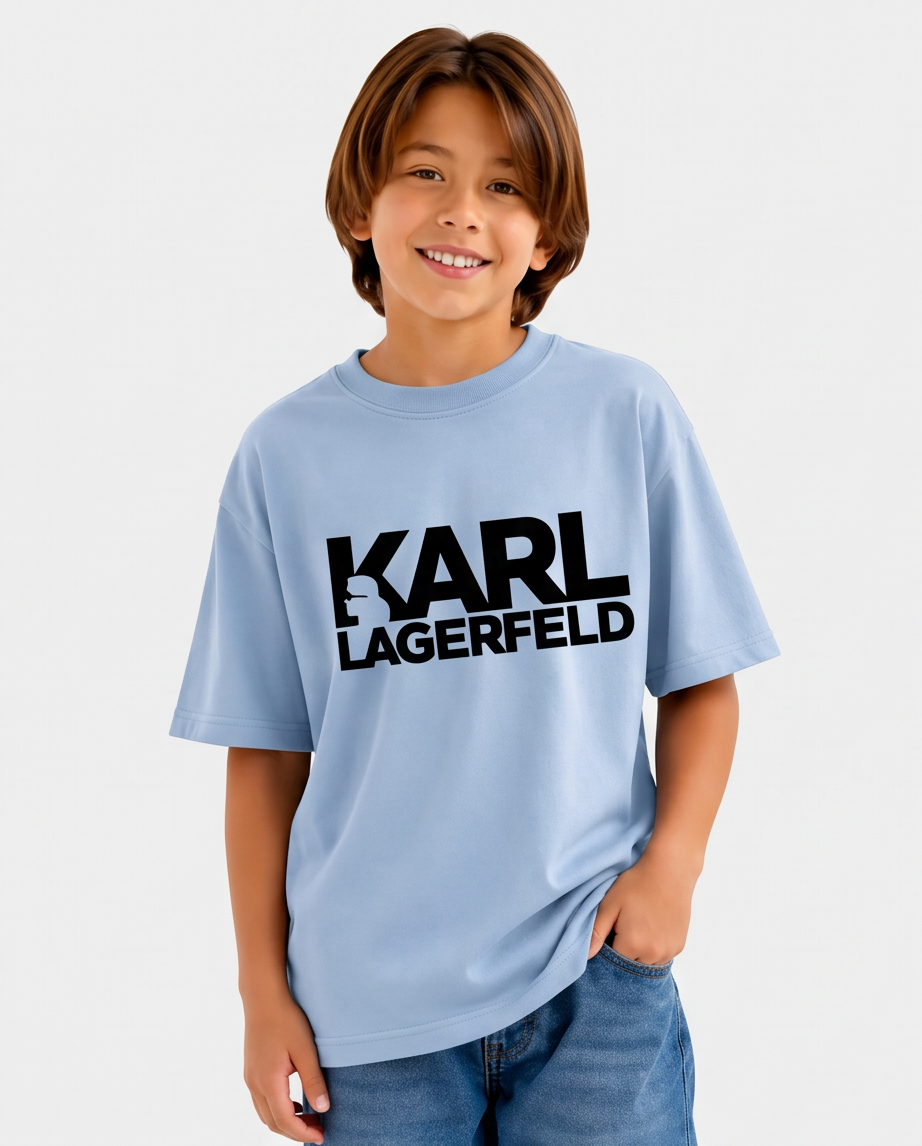 Camiseta Karl Lagerfeld Logo Azul Cielo Niños - modelo medio cuerpo