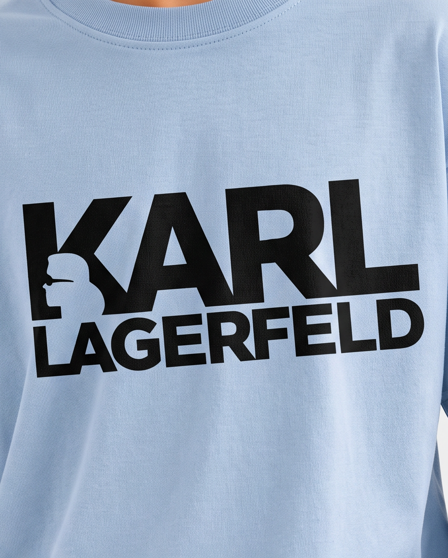 Camiseta Karl Lagerfeld Logo Azul Cielo Niños - detalle estampado