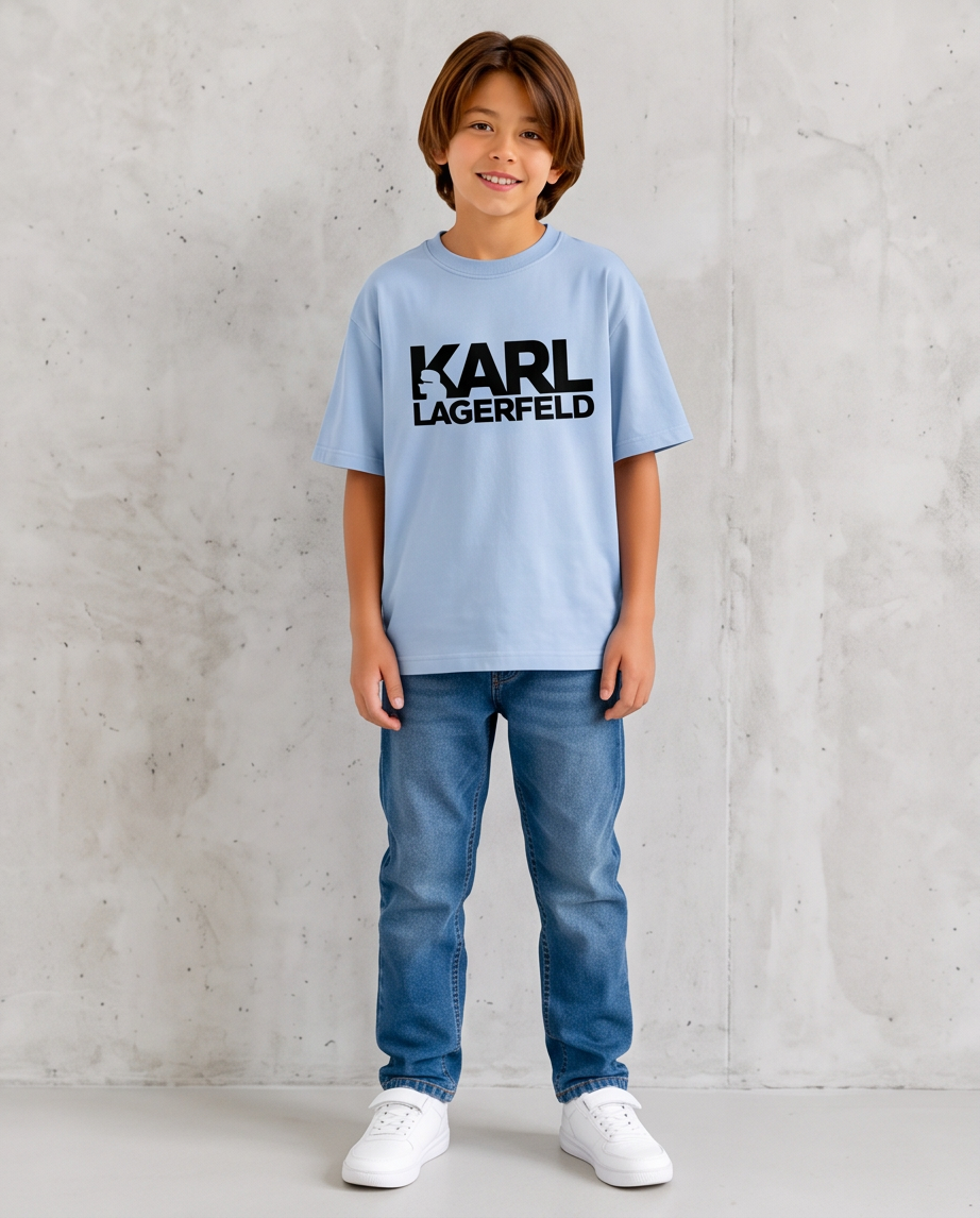 Camiseta Karl Lagerfeld Logo Azul Cielo Niños - modelo cuerpo completo
