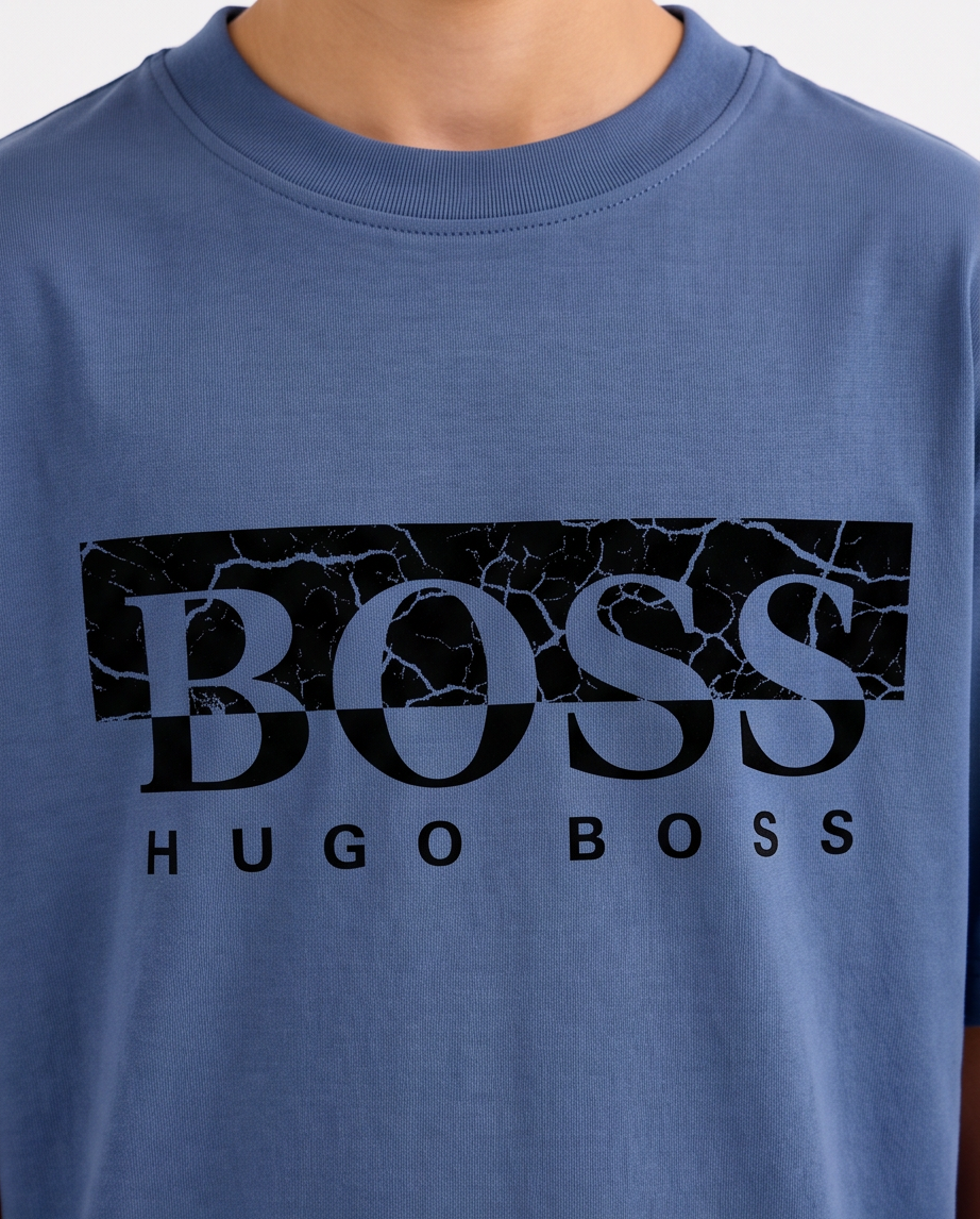 Camiseta Hugo Boss Cracked Box Logo Azul Acero Niños - modelo frontal