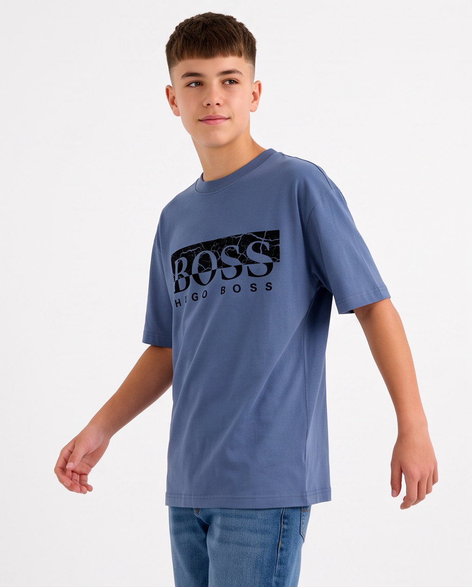Camiseta Hugo Boss Cracked Box Logo Azul Acero Niños - modelo lateral
