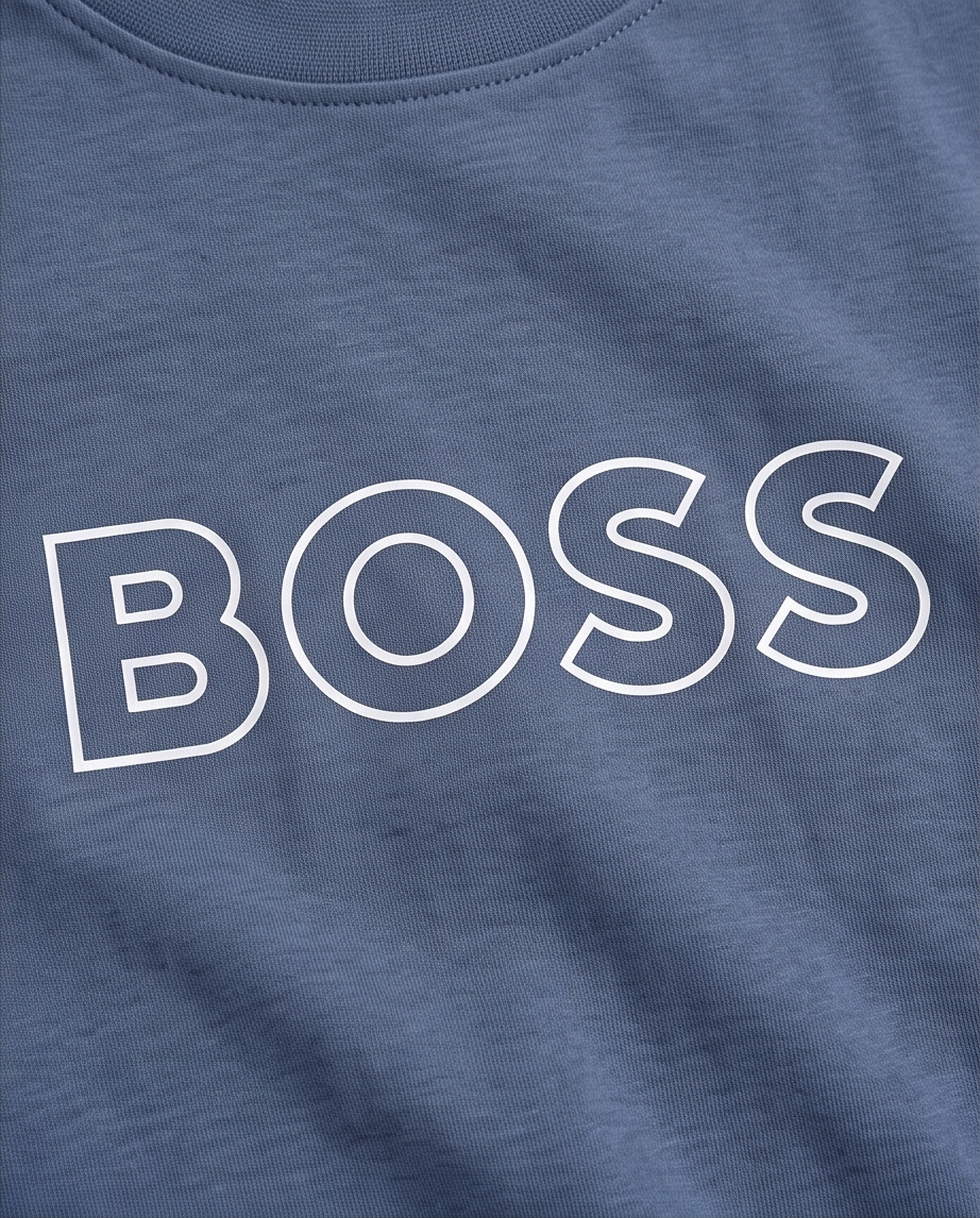 Camiseta Hugo Boss Outline Logo Azul Acero Niños - modelo corriendo