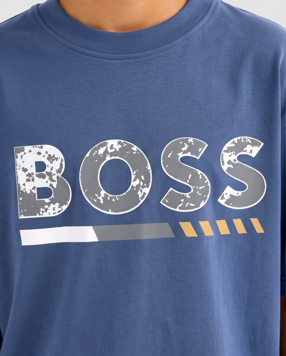 Camiseta Hugo Boss Cracked Logo Gold Line Azul Acero Niños - modelo frontal