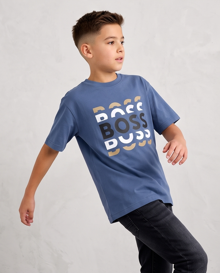 Camiseta Hugo Boss Multi Logo Tricolor Azul Acero Niños - modelo cuerpo completo
