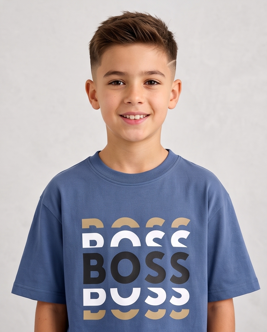 Camiseta Hugo Boss Multi Logo Tricolor Azul Acero Niños - modelo frontal