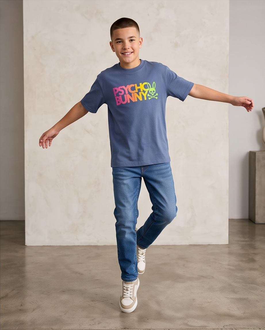 Camiseta Psycho Bunny Neon Gradient Wordmark Azul Acero Niños - modelo dinámico