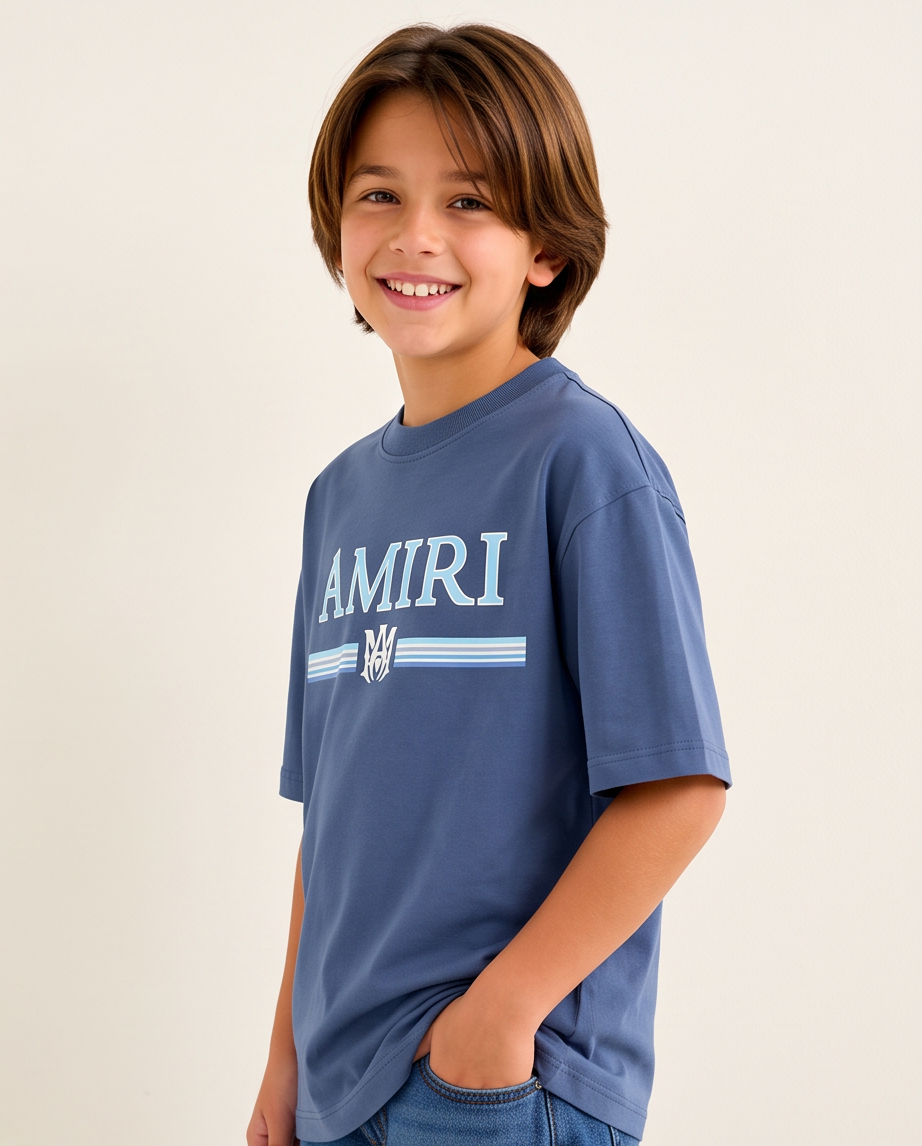 Camiseta Amiri MA Stripe Logo Azul Acero Niños - modelo lateral