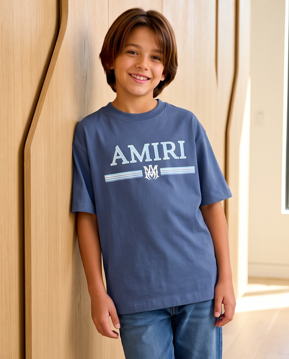 Camiseta Amiri MA Stripe Logo Azul Acero Niños - modelo frontal apoyado