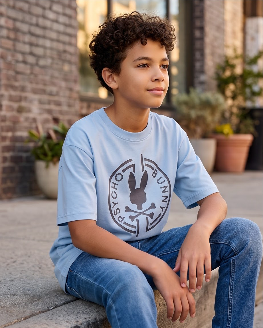 Camiseta Psycho Bunny Circle Logo Classic Azul Cielo Niños - modelo sentado exterior