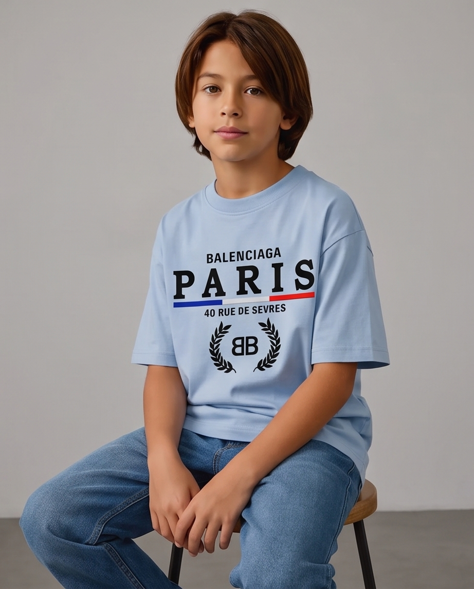 Camiseta Balenciaga Paris 40 Rue De Sevres Azul Cielo Niños - modelo sentado