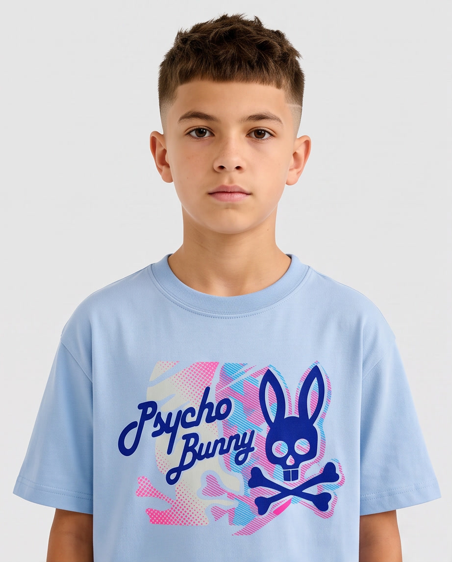 Camiseta Psycho Bunny Camo Halftone Script Azul Cielo Niños - modelo frontal retrato