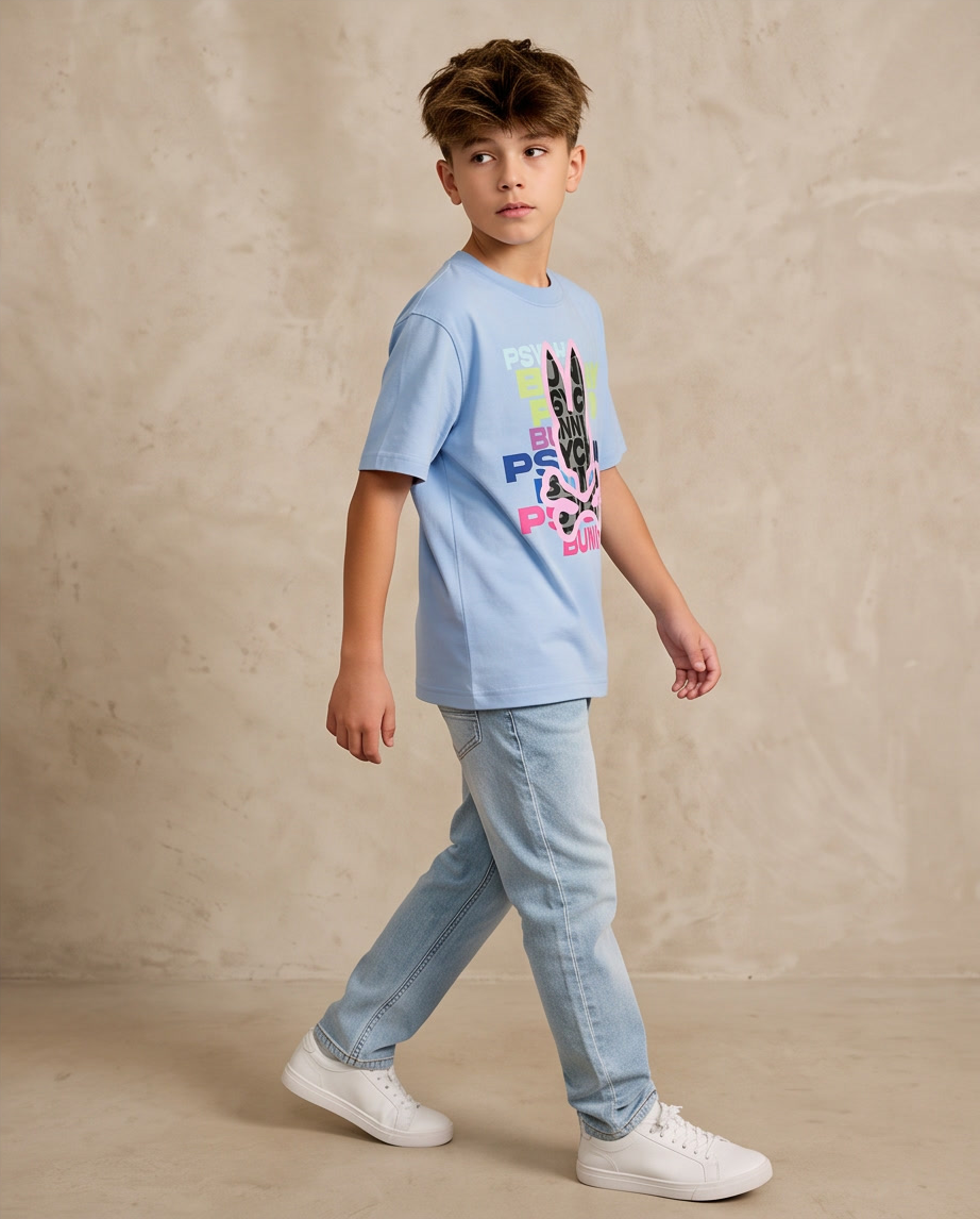 Camiseta Psycho Bunny Multicolor Wordmark Fill Azul Cielo Niños - modelo caminando lateral