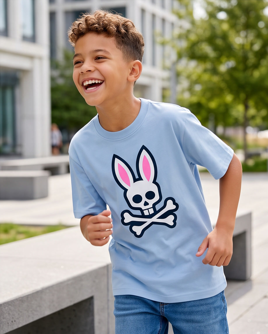 Camiseta Psycho Bunny Classic Logo Big Azul Cielo Niños - modelo corriendo exterior