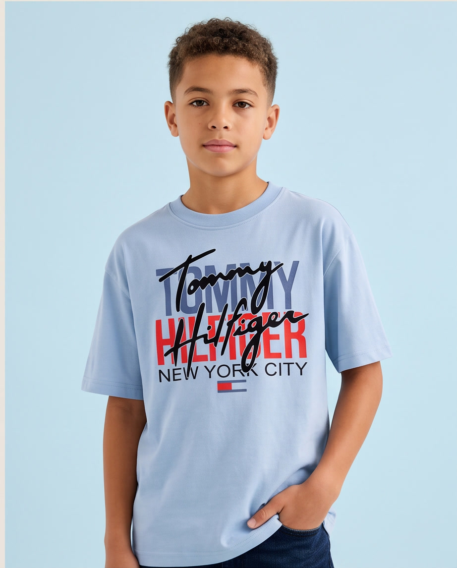 Camiseta Tommy Hilfiger NYC Script Layered Azul Cielo Niños - modelo frontal fondo azul