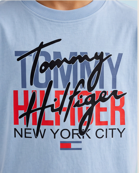 Camiseta Tommy Hilfiger NYC Script Layered Azul Cielo Niños - detalle estampado macro
