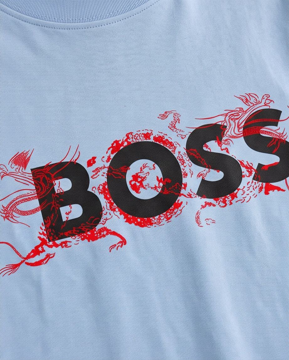 Camiseta Hugo Boss Dragon Logo Azul Cielo Niños - detalle estampado macro dragón