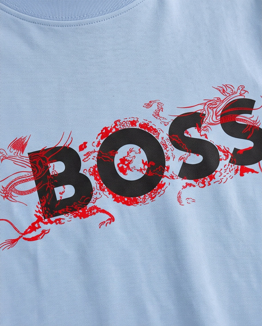 Camiseta Hugo Boss Dragon Logo Azul Cielo Niños - detalle estampado macro dragón