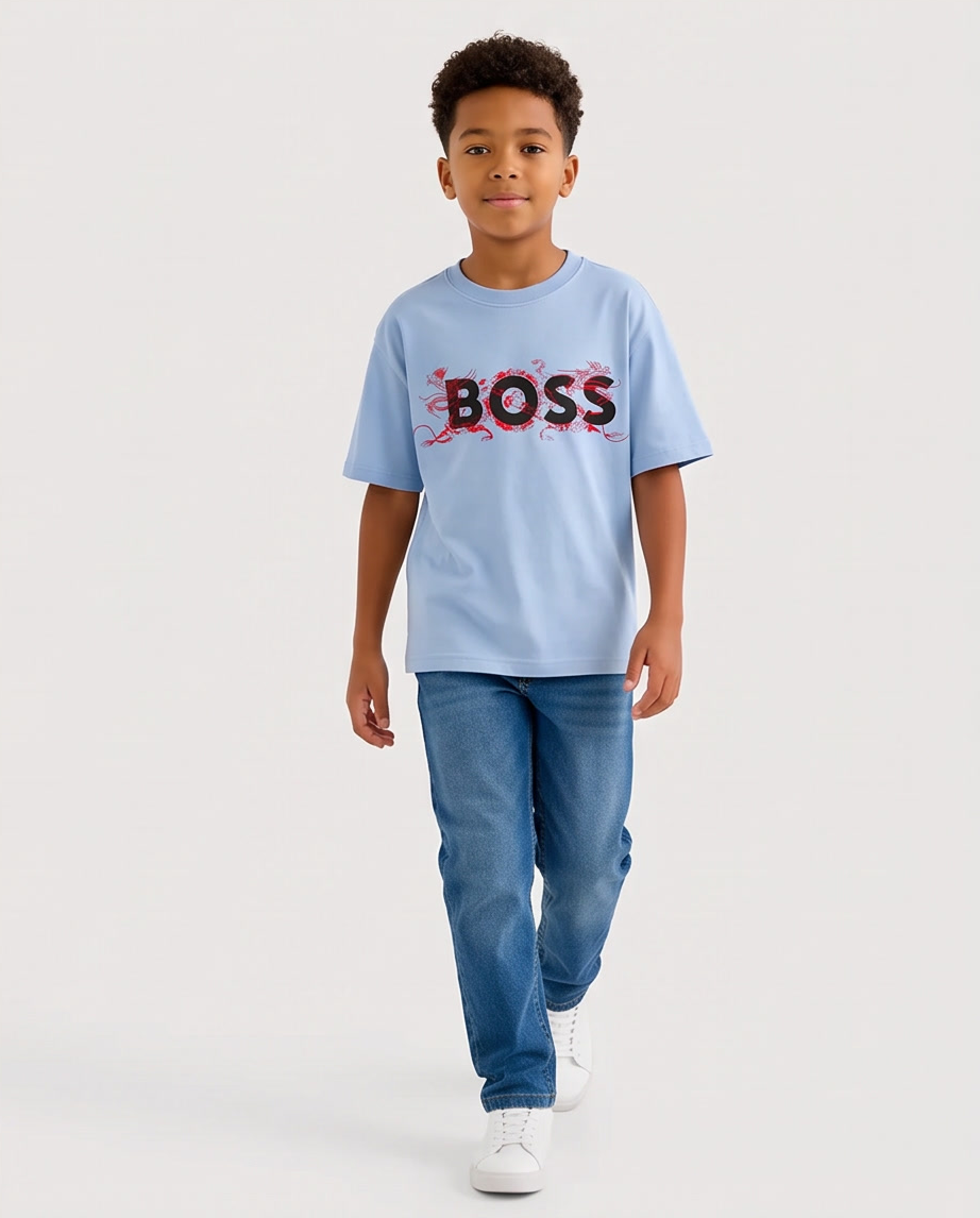 Camiseta Hugo Boss Dragon Logo Azul Cielo Niños - modelo cuerpo completo caminando
