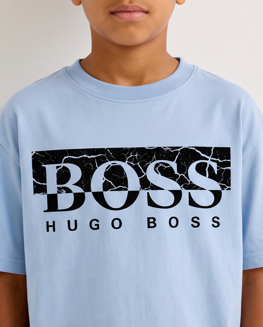 Camiseta Hugo Boss Marble Box Logo Azul Cielo Niños - detalle estampado macro mármol