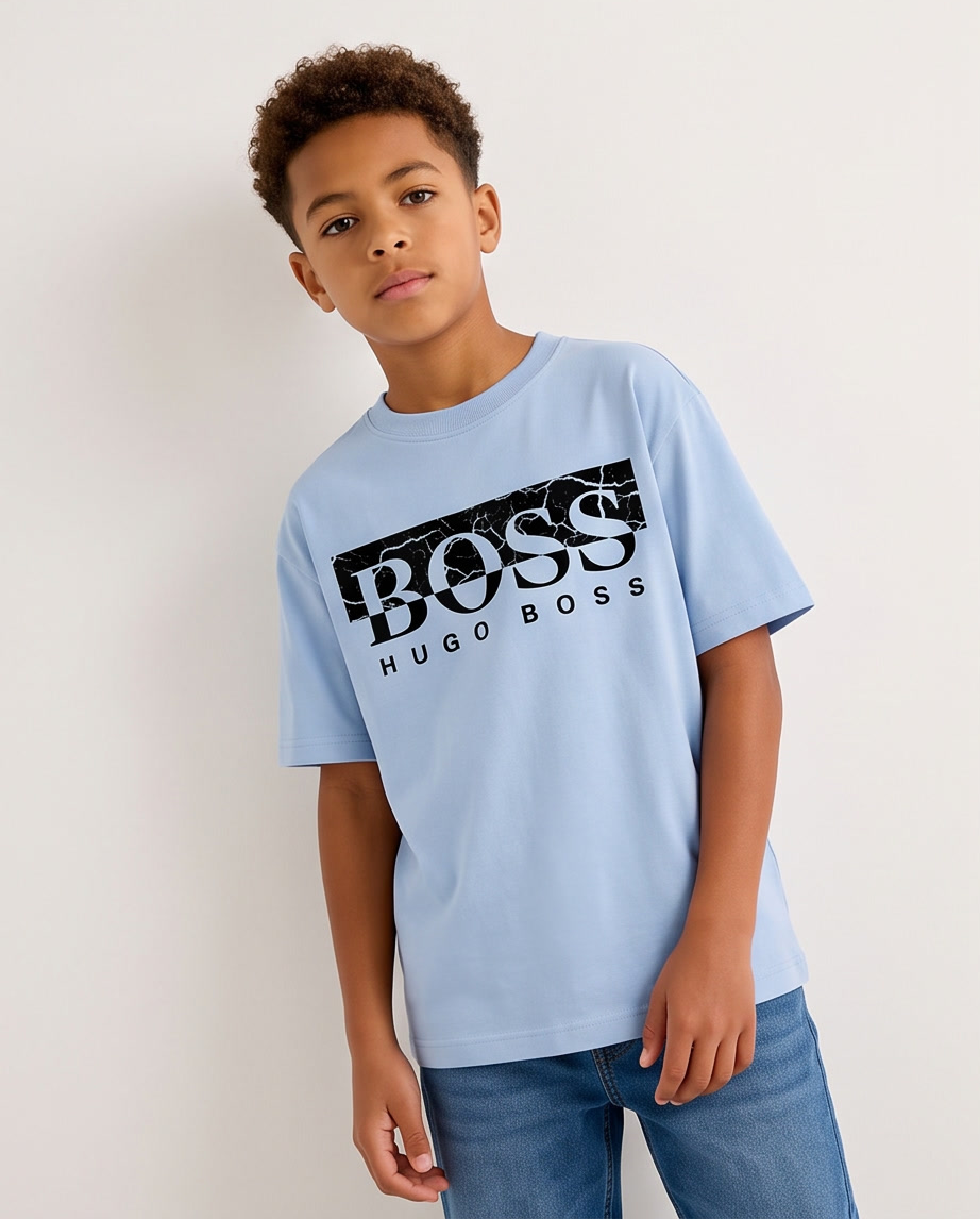 Camiseta Hugo Boss Marble Box Logo Azul Cielo Niños - modelo lateral