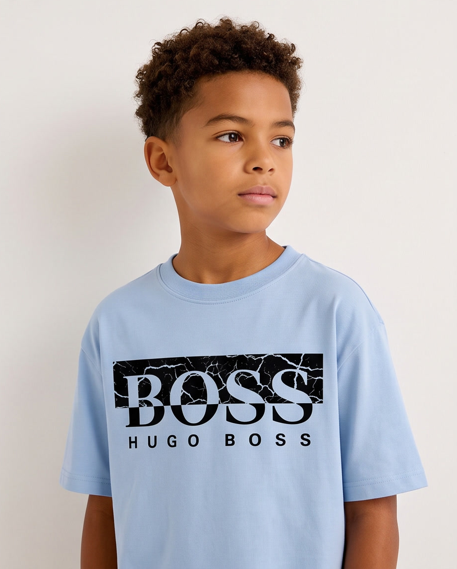 Camiseta Hugo Boss Marble Box Logo Azul Cielo Niños - modelo retrato lateral